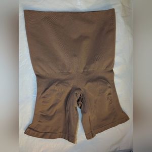 YITTY Nearly Naked Shaping Ultra High Waist Booty Lift Short XL/XXL Moody Taupe
